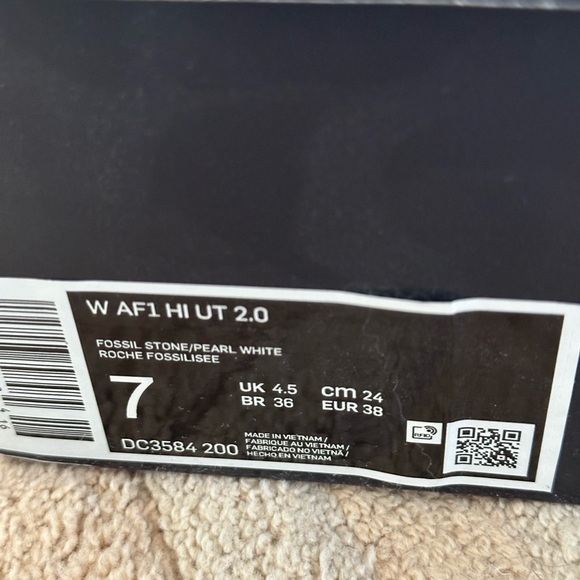 Size 7 Nike Women’s AF1 HI UT 2.0 - Picture 8 of 8